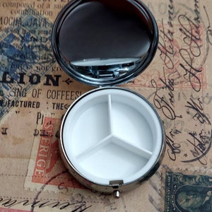 Bow Compartiment Pill Box Pill Case Container / P21 image 3