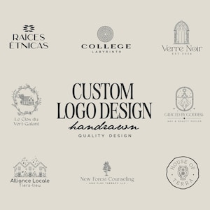 Op de afbeelding: Een verzameling handgetekende logo-ontwerpen voor verschillende bedrijven. De logo's kenmerken een verscheidenheid aan stijlen, waaronder minimalistisch, grillig en traditioneel. De tekst "CUSTOM LOGO DESIGN handrawn QUALITY DESIGN" wordt in het midden van de afbeelding weergegeven.