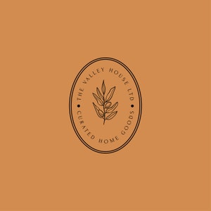 Może przedstawiać: Czarno-białe logo z okrągłą ramką. Tekst brzmi "The Valley House LTD Curated Home Goods". W środku znajduje się stylizowana gałązka oliwna z liśćmi i jagodami.