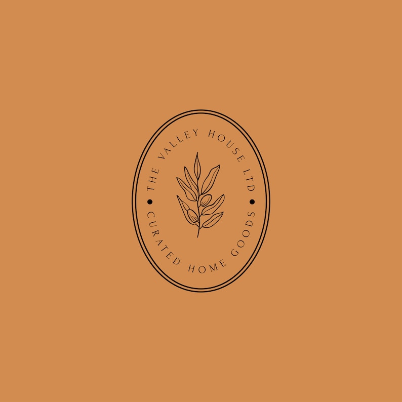 Może przedstawiać: Czarno-białe logo z okrągłą ramką. Tekst brzmi "The Valley House LTD Curated Home Goods". W środku znajduje się stylizowana gałązka oliwna z liśćmi i jagodami.