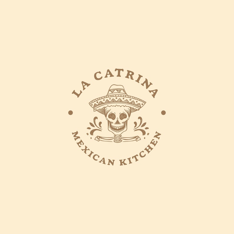 Może przedstawiać: Brązowo-białe logo z tekstem "La Catrina Mexican Kitchen" w k&oacute;łku. Logo przedstawia czaszkę w sombrero.