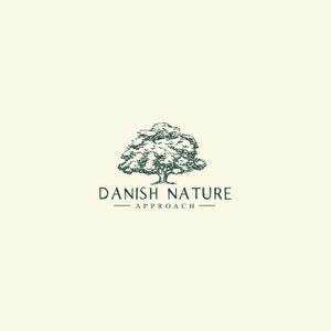 Może przedstawiać: Czarno-białe logo z ręcznie rysowanym obrazkiem drzewa. Tekst "Danish Nature Approach" znajduje się pod drzewem.