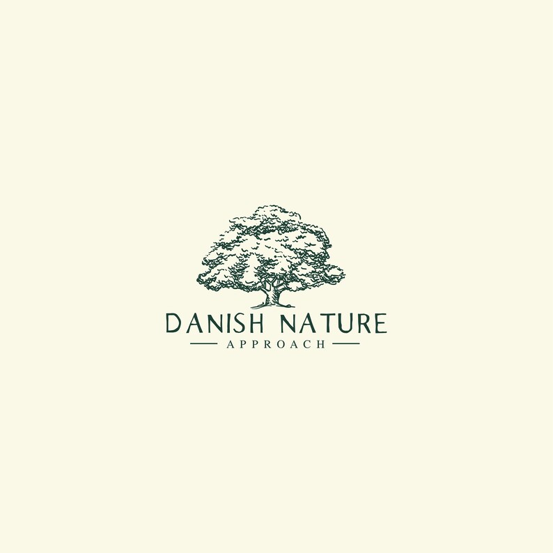 Może przedstawiać: Czarno-białe logo z ręcznie rysowanym obrazkiem drzewa. Tekst "Danish Nature Approach" znajduje się pod drzewem.
