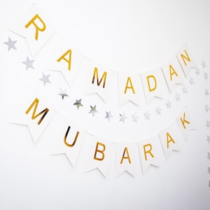 Ramadan Mubarak&#39; Fishtail Banner