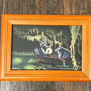 Mini impression ratons laveurs dans le bayou, décoration cottagecore, art du bayou, cadeau pour la Saint-Valentin, panda poubelle avec banjo, impression d'art encadrée en bois