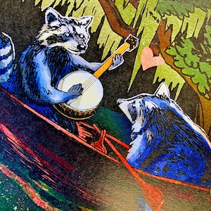 Guaxinins no Bayou Print, decoração cottagecore, arte bayou, presentes do dia dos namorados, panda lixo com banjo