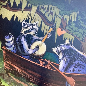 Postal de mapaches en el pantano, decoración estilo cottagecore, arte del pantano, tarjetas de San Valentín, panda de la basura con banjo