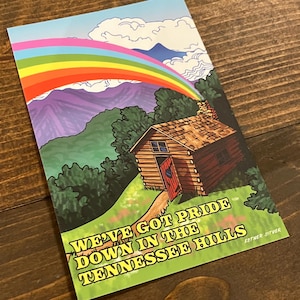 Cartão postal "We've Got Pride Down in the TN Hills" 4x6 | Ilustração de arco-íris com orgulho LGBTQIA+, presente, país, queer, Appalachia, Rocky Top