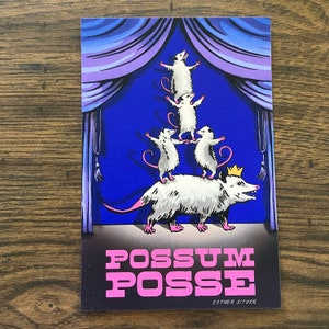 Cartão postal Possum Posse, decoração cottagecore, arte de pôster de circo, cartões de dia das mães, gols de esquadrão, cartão de dia dos pais