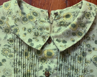Vintage 1970s does 1930s green floral spring dress natural fiber with short sleeves, back zip