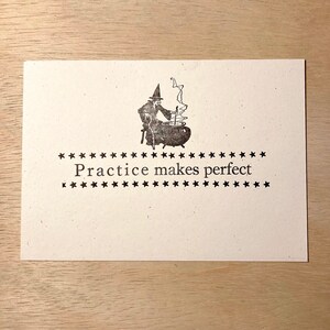 postale d'impression typographique de sorcière | Carte 5x7 pour Goths, Wiccans, Païens| La pratique rend parfait