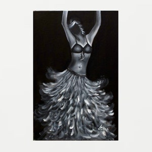 Puede incluir: Una pintura en blanco y negro de una bailarina con una falda de plumas y un sujetador. La bailarina está en pose con los brazos levantados por encima de su cabeza. La pintura está firmada "Anca" en la esquina inferior derecha.