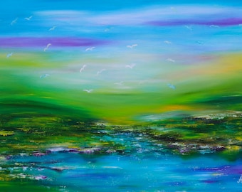 Puede incluir: Una pintura de un paisaje con un cielo azul, colinas verdes y un lago en primer plano. El cielo está lleno de pájaros blancos volando en formación.