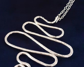 Stort hamrat hänge i sterlingsilver, handgjort i Skottland