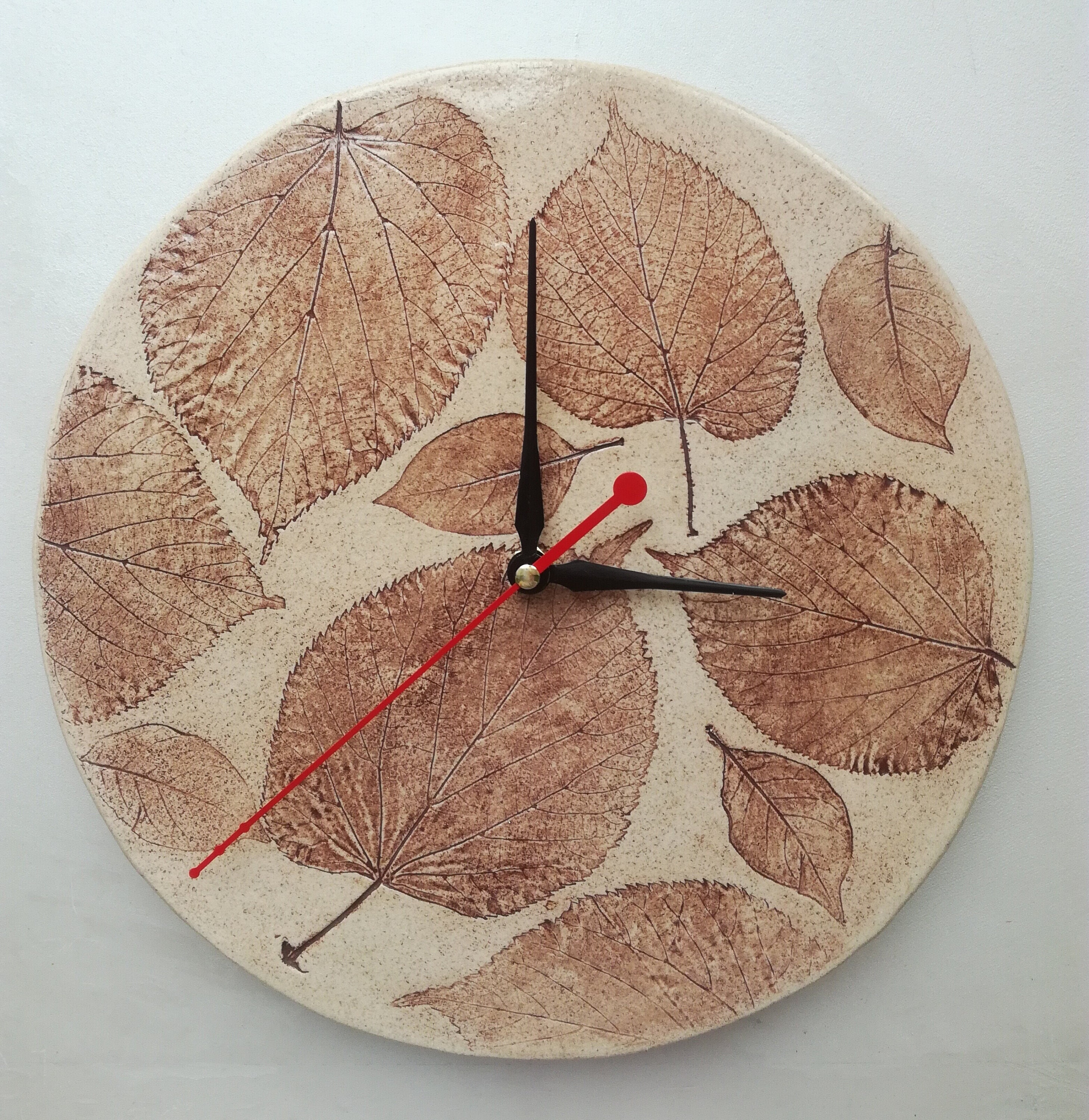 хранение керамической посуды на складе. магазинчик гончарных изделий. часы из глины настенные керамические. часы настенные керамика. часы настенные керамика.