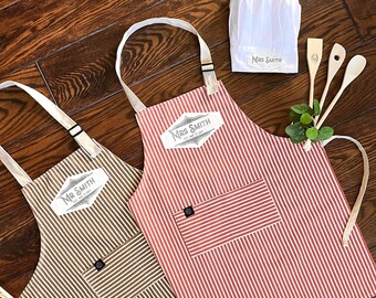 Custom Mr and Mrs apron with your names and date handprinted in nostalgic style! A prefect couple gift for a wedding, anniversary, new home