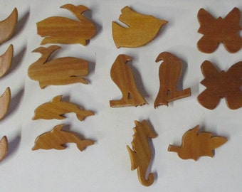 Broche en bois - Queue de baleine, baleine, dauphin, colombe, aigle, hippocampe, feuille, papillon, trèfle