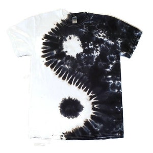 Könnte beinhalten: Ein schwarz-weißes Batik-T-Shirt mit einem Yin-Yang-Design.