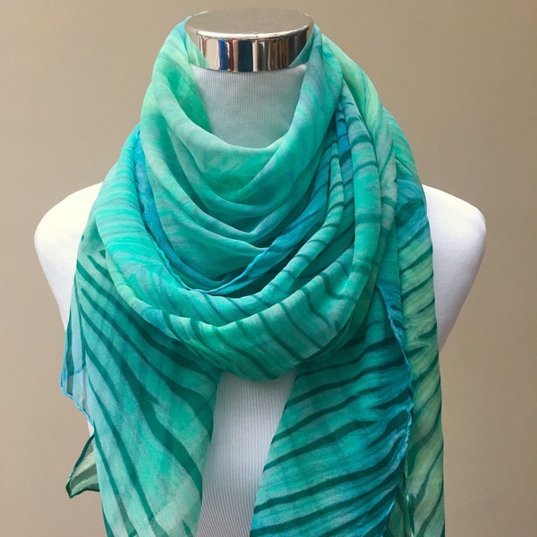 Arashi Shibori en mousseline de soie foulard en soie à rayures Chevron bleu et vert / transparent / bleu et vert / Pole Wrap / châle / à la main peint / cadeau pour maman