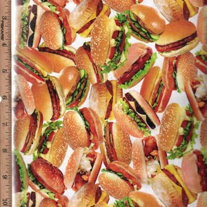 Może przedstawiać: Tkanina z powtarzającym się wzorem różnych produktów fast food, w tym hamburgerów, hot dogów i kanapek. Produkty spożywcze są w odcieniach brązu, czerwieni, żółci i zieleni, na białym tle. Odpowiednia do różnych projektów rzemieślniczych.