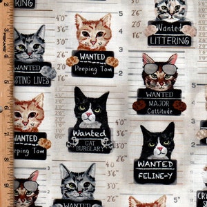 Puede incluir: Tela con un patrón repetido de gatos de dibujos animados sosteniendo carteles de "Se busca". Los gatos están en varios colores y poses, con textos como "Peeping Tom" y "Cat Burglary". El fondo tiene una cuadrícula tipo regla.