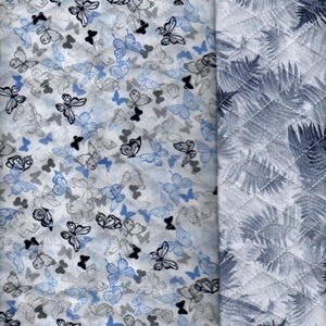 Op de afbeelding: Twee stofstalen met een blauw en wit vlinderpatroon aan de linkerkant en een blauw en wit varenbladpatroon aan de rechterkant.