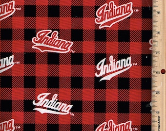 以下が含まれることがあります： 赤と黒のチェック柄の生地で、白い筆記体で「Indiana」の文字が繰り返されています。生地は、様々なクラフトプロジェクトに適した、クラシックなバッファローチェック柄です。