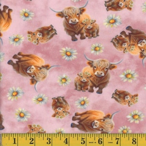 Peut inclure: Tissu rose avec un motif répété de vaches Highland brunes, certaines avec des veaux, et de marguerites blanches et jaunes. Les vaches ont de longs poils hirsutes et des cornes incurvées. Le tissu a un effet aquarelle.