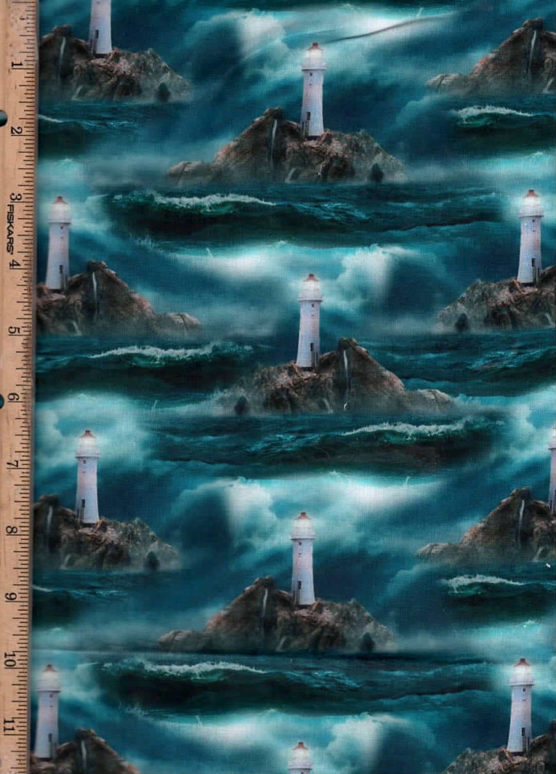 嵐の中の希望の灯台