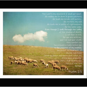 Pode incluir: Uma imagem de estilo vintage de um campo de ovelhas com um céu azul e nuvens brancas. A imagem inclui um texto sobreposto do Salmo 23, uma passagem da Bíblia sobre Deus como pastor.