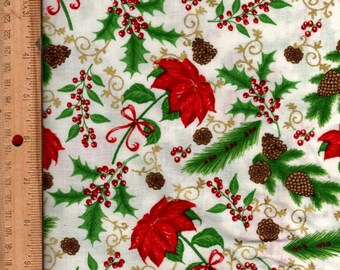 Könnte beinhalten: Weißer Stoff mit einem weihnachtlichen Muster. Das Design zeigt rote Weihnachtssternblüten, grüne Stechpalmenblätter, rote Beeren und braune Tannenzapfen, akzentuiert mit goldenen Wirbeln und Schleifen.