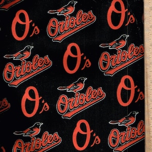 Puede incluir: Tela negra con un patrón repetido del logotipo de los Orioles de Baltimore. El logotipo presenta una "O's" roja con un pájaro rojo y las palabras "Orioles" en rojo.