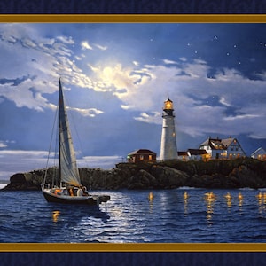 Puede incluir: Un velero navega junto a un faro en una isla rocosa bajo un cielo nocturno estrellado. La luna es visible en las nubes. El faro está encendido y hay reflejos de luces en el agua.