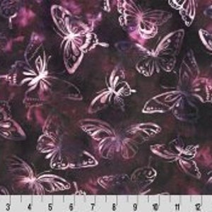 Puede incluir: Tela morada y blanca con un patrón repetitivo de mariposas. Las mariposas están delineadas en blanco y tienen un efecto descolorido, como de acuarela.