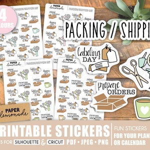 Puede incluir: Pegatinas imprimibles para embalaje y envío. Las pegatinas presentan una variedad de diseños, que incluyen cajas, cinta adhesiva, tijeras y una taza de café. El texto "Packing/Shipping" está escrito en negro sobre fondo blanco. El texto "Prepare Orders" está escrito en negro sobre fondo marrón. El texto "Labeling Day" está escrito en negro sobre fondo blanco. El texto "Paper Lemonade" está escrito en negro sobre fondo amarillo.