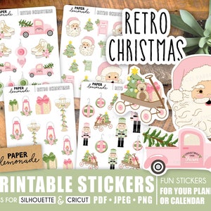 Puede incluir: Una colección de pegatinas imprimibles con temática navideña retro. Las pegatinas presentan ilustraciones de Papá Noel, árboles de Navidad, camiones rosas, patines de hielo, adornos y cajas de regalo. El texto "Retro Christmas" se muestra de forma destacada.