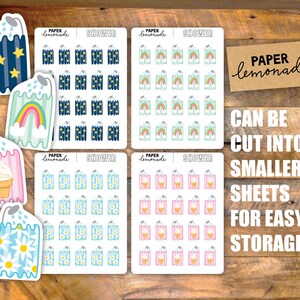 Peut inclure: Quatre feuilles d'autocollants avec diff&eacute;rents motifs sur le th&egrave;me de la douche. Chaque feuille contient 25 autocollants avec des motifs diff&eacute;rents, notamment des &eacute;toiles, des arcs-en-ciel, des cornets de glace et des marguerites. Les feuilles sont &eacute;tiquet&eacute;es "Paper Lemonade" et "Shower".