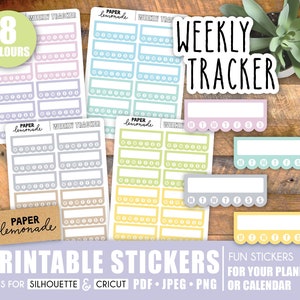 Puede incluir: Pegatinas imprimibles para planificadores y calendarios. Las pegatinas están disponibles en ocho colores diferentes y presentan un diseño de seguimiento semanal con un borde festoneado. El texto "Paper Lemonade" y "Weekly Tracker" está incluido en las pegatinas.