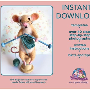 Könnte beinhalten: Eine Nadelfilz-Maus mit Brille, die einen grünen Schal strickt. Die Maus sitzt auf einem Holzständer mit einer Wollknäuel daneben. Das Bild enthält den Text "woolly mouse" und "INSTANT DOWNLOAD".