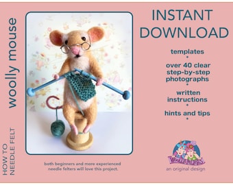 Può includere: Un topo di feltro ad ago con gli occhiali che sta lavorando a maglia una sciarpa verde. Il topo è seduto su un supporto di legno con un gomitolo di lana accanto. L'immagine include il testo "woolly mouse" e "INSTANT DOWNLOAD".