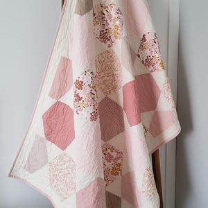 Édredon minky fait main pour bébé fille : patchwork floral hexagonal rose poudré, dos minky pelucheux