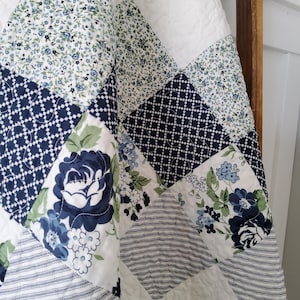Couverture de genoux florale faite main : patchwork bleu marine et blanc, tissu de créateur, souvenir précieux