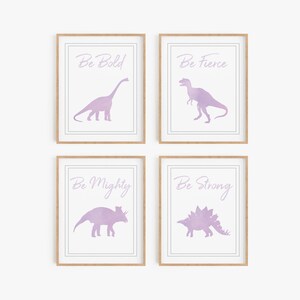Decoración de guardería de dinosaurios púrpura, Arte de pared de guardería feminista, Dormitorio de dinosaurio femenino, Impresiones de poder de niña, Violeta de lavanda de guardería inspiradora
