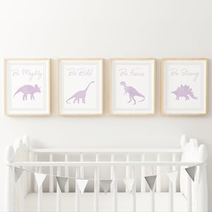 Arte de pared de la habitación de los niños dinosaurio púrpura, Decoración de dinosaurios para bebés, Juego de impresión de guardería de dinosaurios femeninos, Decoración de la sala de juegos imprimible Cita inspiradora