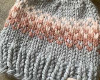 Puede incluir: Gorro de punto gris con un pompón rosa y una etiqueta de cuero marrón que dice "Looping Love".