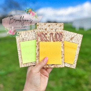 Puede incluir: Tres porta notas de madera con diseños florales y el texto "Mrs. Furr" en uno de los porta notas. Cada porta notas tiene una nota adhesiva pegada.