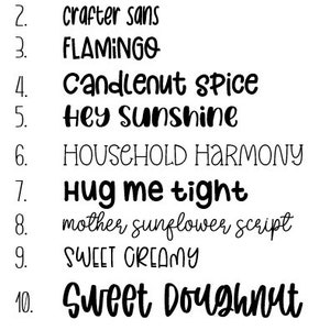 Pu&ograve; includere: Un elenco di 11 nomi di font diversi scritti in una variet&agrave; di stili. I nomi dei font sono: Beautiful & More, Crafter Sans, Flamingo, Candlenut Spice, Hey Sunshine, Household Harmony, Hug Me Tight, Mother Sunflower Script, Sweet Creamy, Sweet Doughnut e Walnut.