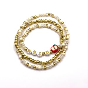 Presente personalizado para professor - Pulseiras de contas douradas, creme e pérolas - "Sra. [Carta]" personalizada - Presente de feriado ou agradecimento ao professor