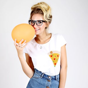 MEKO® "Piggy" Shirt Damen, Pizza Tasche, Weißes kurzarm T-Shirt mit Brusttasche, witziges Statementshirt von meko Store