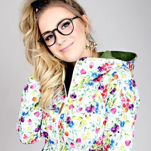 Gr. S*  MEKO® "Surfn" Softshell-Parka mit Blumen, Damen Mantel in Lichtgrau, Lila und Grün von meko Store